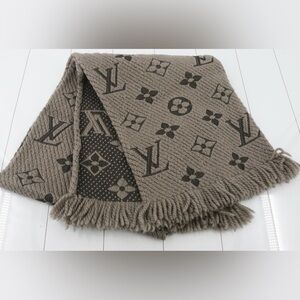 ❤️SOLD❤️
Authentic LV Logomania wool scarf